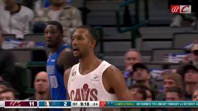 [Highlight] Garland hits Mobley with a bounce pass through the pocket for the dunk