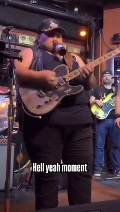Badass Fingerstyle by some Redneck in a bar ?