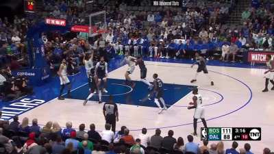 [Highlight] Jayson Tatum's 10th assist to secure the triple double