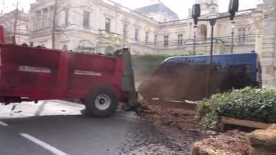 "Only natural products!" farmers dump manure on police vans this Tuesday in Nîmes - France