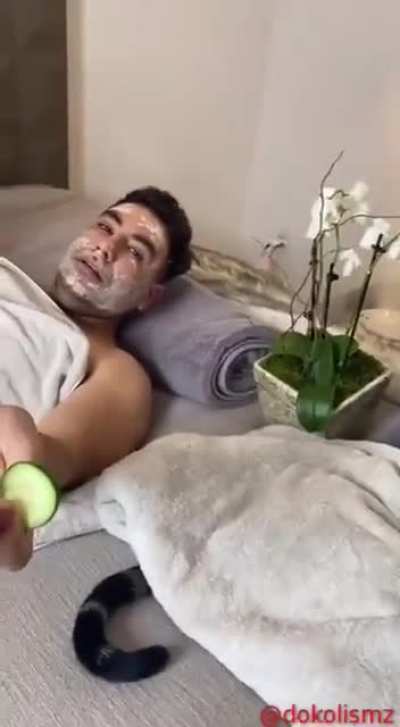 Kitty and Daddy spa time ?