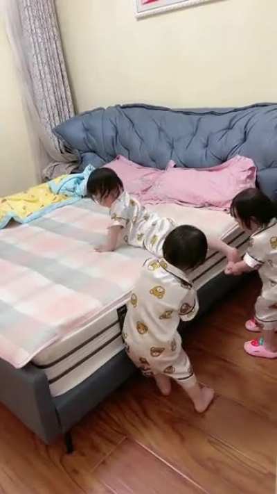 Triplets help each other go to bed ?