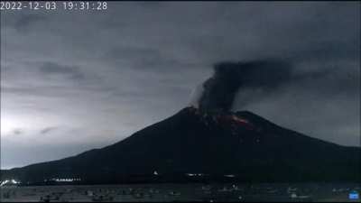 ? The Sakurajima volcano, located on the Japanese island of Kyushu, in the southwest of the country, erupted on Friday. Smoke rose some 3,200 meters from the crater and ash was scattered within a radius of one kilometer. Authorities did not announce an ev