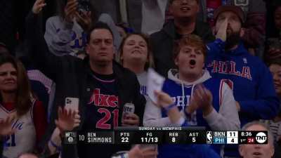 [Highlight] Ben Simmons makes both of his first free throws despite Philly fans best efforts