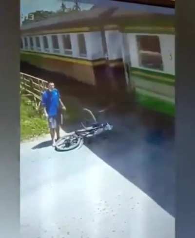 WCGW not following rules at a level crossing