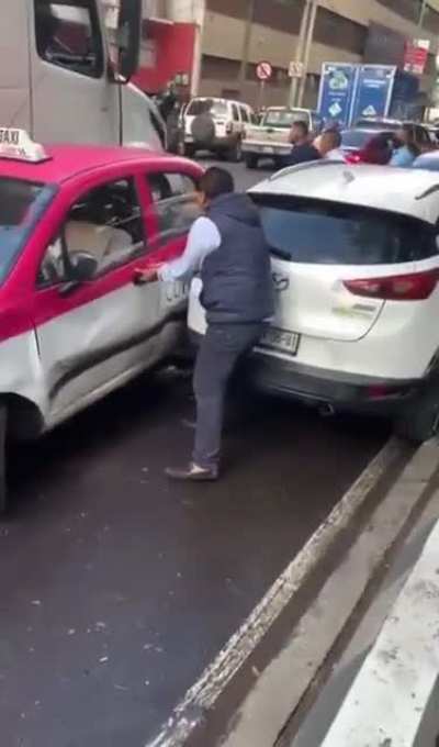 Trailer crashes into a CDMX taxi, tries to flee and attacks 5 cars