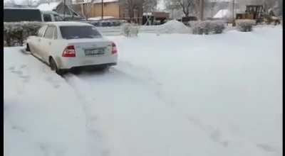 The car decided to escape from its owner but could not overcome the winter and snow