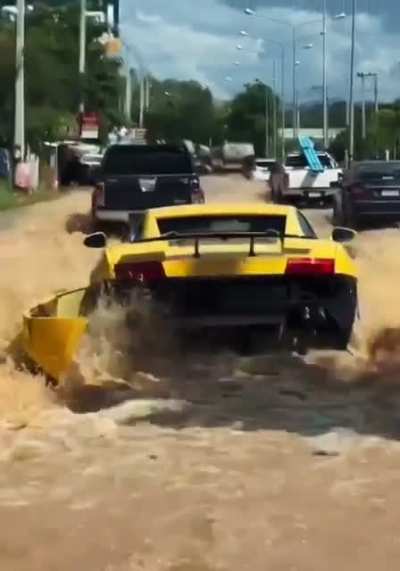 WCGW driving through a flood in a Lambo