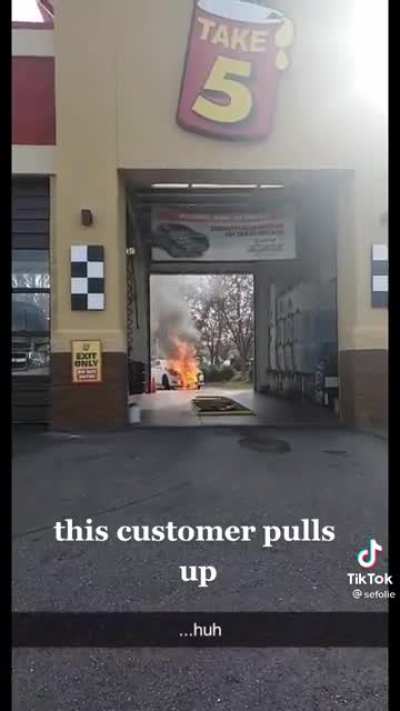Rolling into the shop for a quick oil change (@sefolie on TikTok)