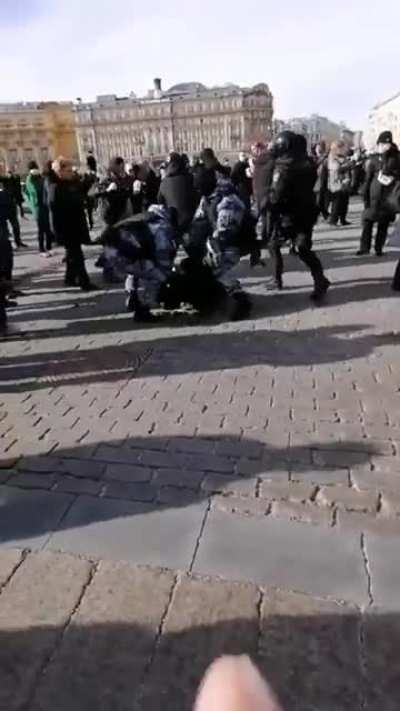Russian police rush to arrest people as soon as they start shouting "No to war!"