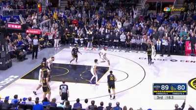 [Highlight] Kevon Looney dominates the offensive glass to get the Warriors back in the game to end the third