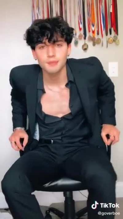 OMG ?? HE CHANGED CLOTHES WOW ????