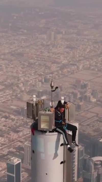 Will Smith chillin' at the top of the tallest building in the world ?