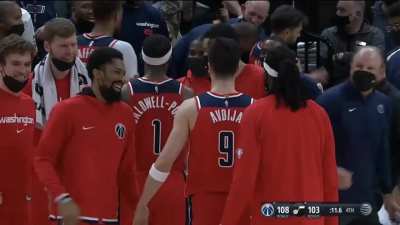 [Highlight] KCP knocks down the tough three to beat the shot-clock and put the Wizards up 5 with 11.6 remaining