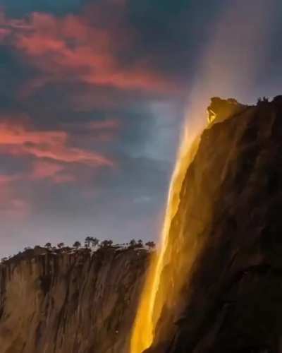 ? Firefall ( Yosemite Horsetail's Fall ) - like liquid gold pouring down on the mountain side