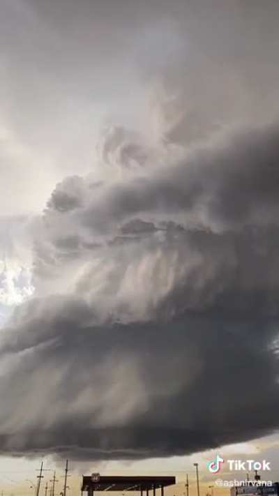 ? Somebody time-lapsed an anvil over a Texas gas station and I'm so psyched to see this