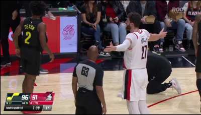 [Highlight] Kelly Olynyk goes down after feeling contact to the amusement of the Blazer broadcasters