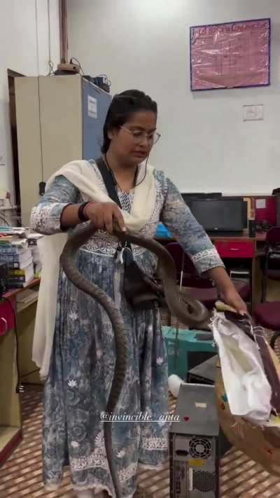 This woman is called to fix the "cables" of a computer in a school in India