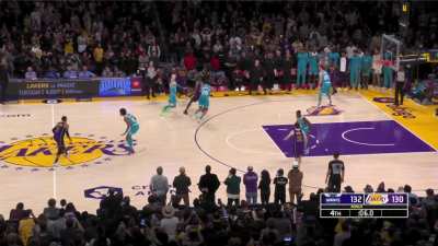 [Highlight] Lebron loses his shoe when attempting to drive to the basket