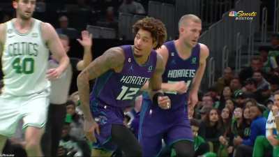 [Highlight] Kelly Oubre Jr. does the "too small" taunt while the Hornets are down 28 causing Scalabrine to crack up