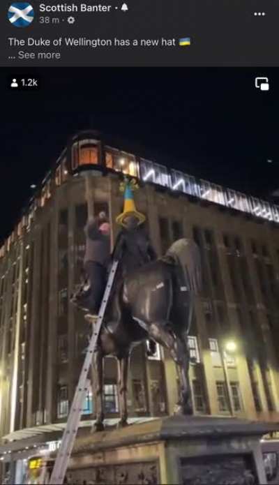 DukeOfWellington Statue in Glasgow ??????? typically known for its Traffic Cone tradition gets a new Coloured Cone ??!??(bravo Gary_McWhirter)