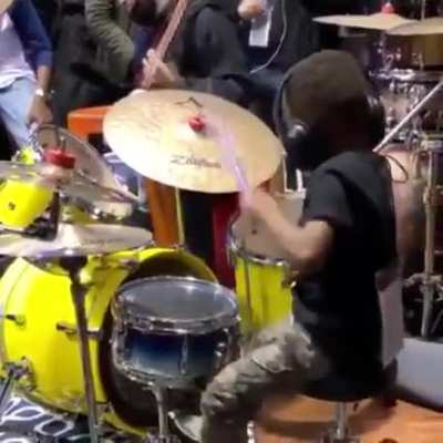 The band had to stop and let him flex ???