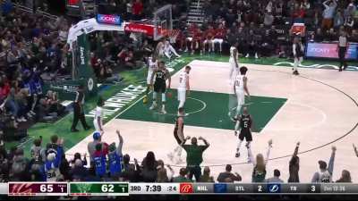 [Highlight] Giannis gallops and euro-steps past Mobley to cut the Cavs lead to 1