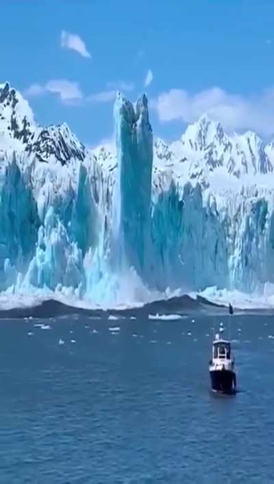 When the iceberg falls off the cliff, it sinks due to momentum, but because the density of iceberg is less and the seawater is heavier, the iceberg instantly resurfaces, floats to the surface and continues to rise upward, forming a pillar! Extremely rare
