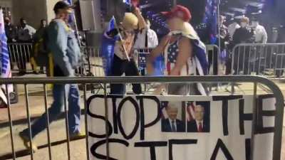 Right-wingers sing along to Far-Left political band, Rage Against the Machine, at a political event, again ?‍♂️