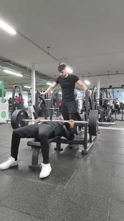 Spotter just watching bro suffer ?