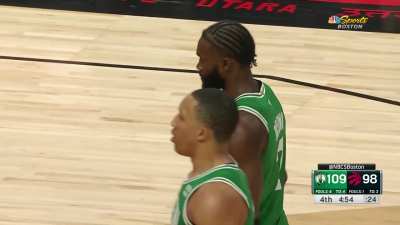 [Highlight] Jaylen Brown makes the tough jumper for the and-one
