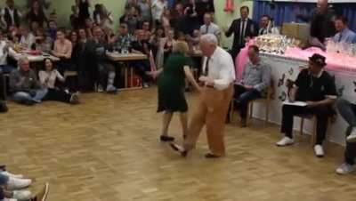The way this old couple dance
