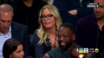 [Highlight] Jeanie Buss massages Dwyane Wades shoulders