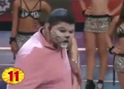 Fat dude hisses Infront of hot women