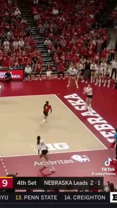 Amazing teamwork results in an epic volleyball rally