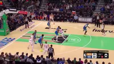 [Highlight] Julius Randle has 16 points. He’s 7/7 from the field. He also MOVED Giannis on this step back.