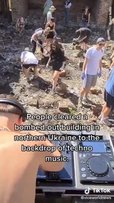 Ukrainians hold "clean up raves" to restore buildings destroyed by Russia