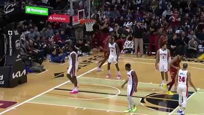 [Highlight] The Pistons forget there is an NBA game still going on and Evan Mobley walks it in with the soft slam.