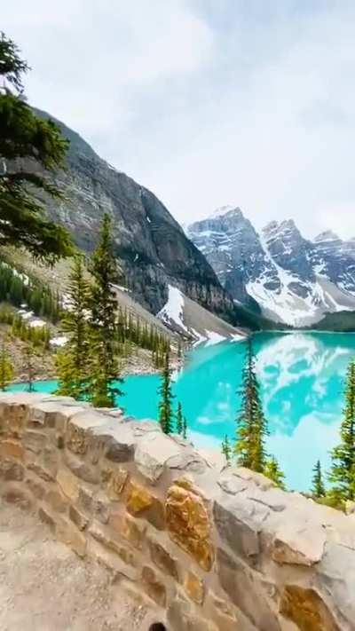 ? Moraine Lake, Banff National Park, Alberta, Canada