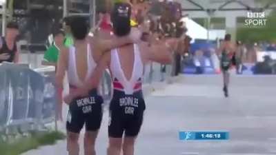 When Alistair Brownlee sees that his brother is in danger of passing out and not finishing the race, he carries his brother to the finish line