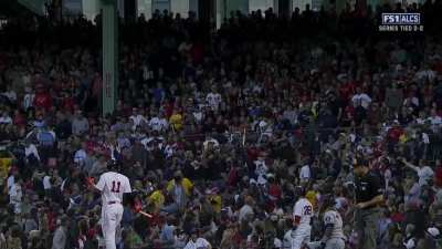 [Highlight] Fan makes an amazing catch of a broken bat!