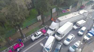 Crazy truck driver unhinged by the traffic in the cdmx ?