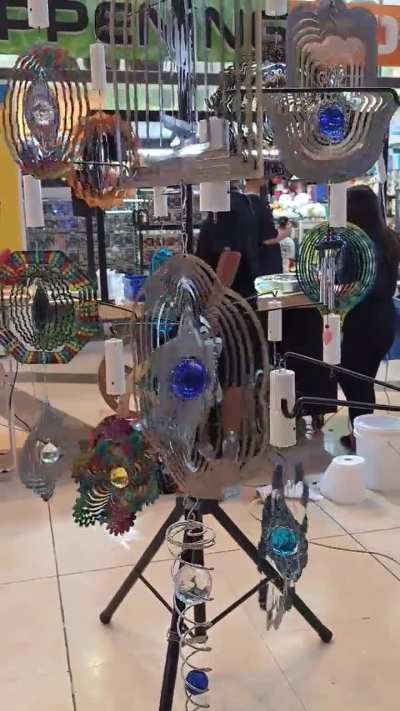 Super trippy illusion I found at the mall