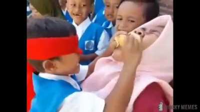 Competing against classmates in "feeding your parents".