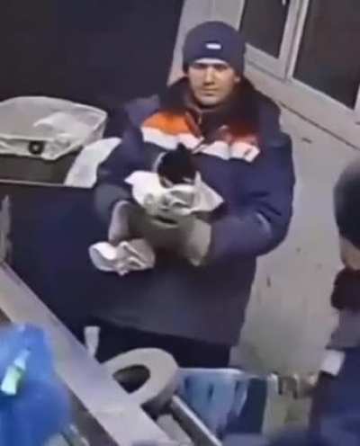 This guy saving kitten from trash cutting machine