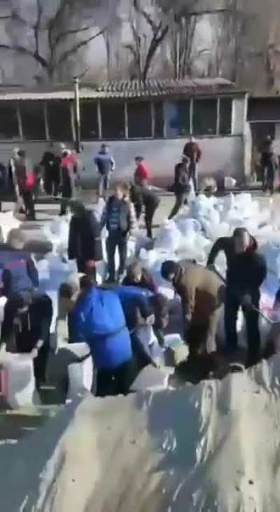 Ukrainians also join the war by loading sand into bags, which create obstacles on the roads. "I have never seen such unity. Everyone does what they can. Glory to Ukraine," The crowd responds: "Glory to the heroes!" and "Glory to our nation!"