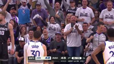 [Highlight] Steph Curry misses two free throws in a row and Golden 1 Center explodes!
