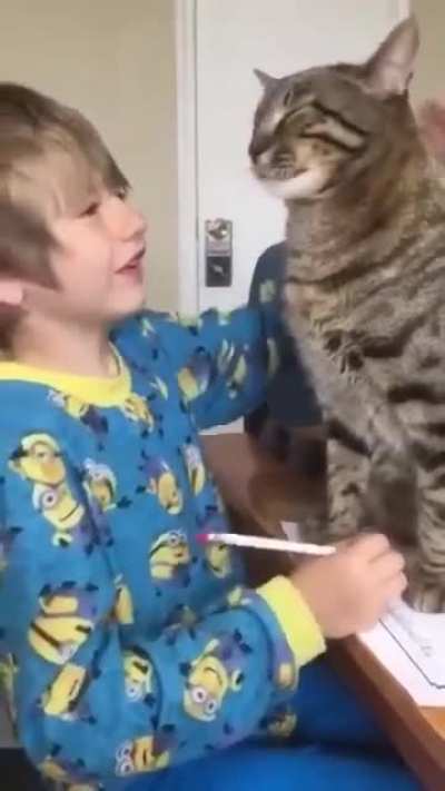 Stop doing your homework,just play with me ? So sweet !!???