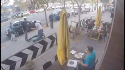 This guy stopped a fight by using a pizza
