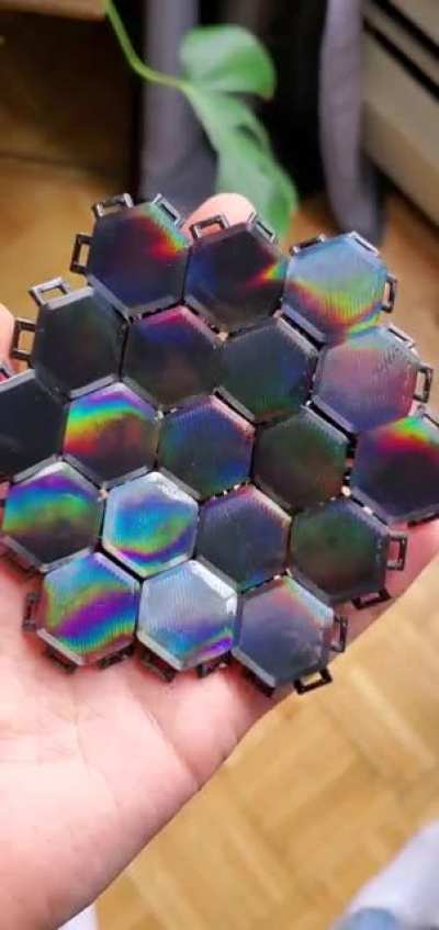 3D printed diffracting hexagonal coaster (freckedchemist)